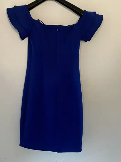 Vestido azul Guess con hombros descubiertos - miniatura 2