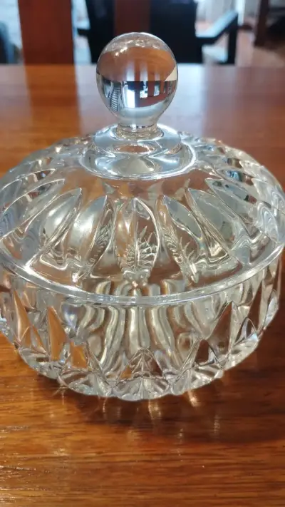 Bombonera de cristal tallado con tapa - miniatura 1