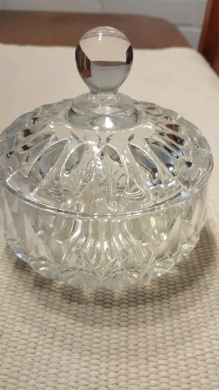 Bombonera de cristal tallado con tapa - 2