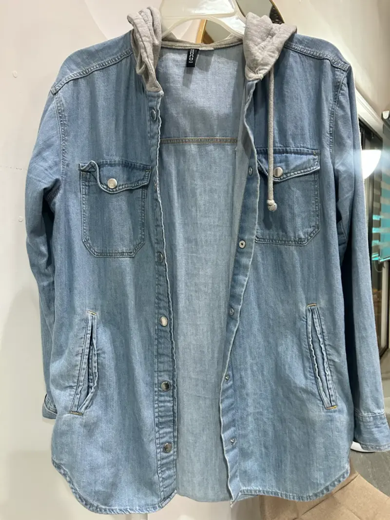 Chaqueta de mezclilla con capucha