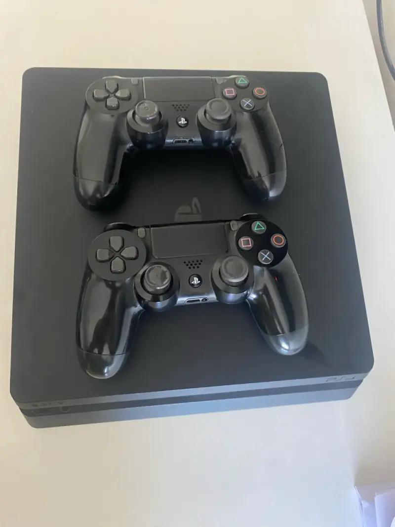 Consola Ps4 con 2 controles en buen estado - 3