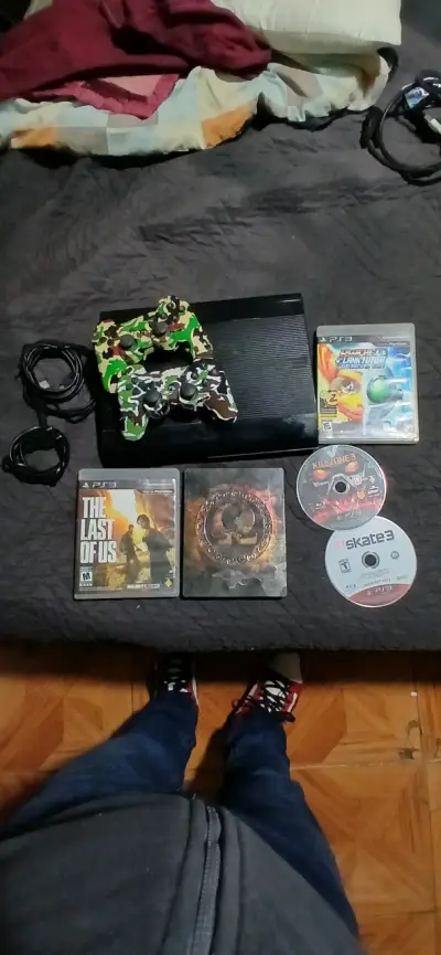 Consola PlayStation 3 con juegos y controles - miniatura 1
