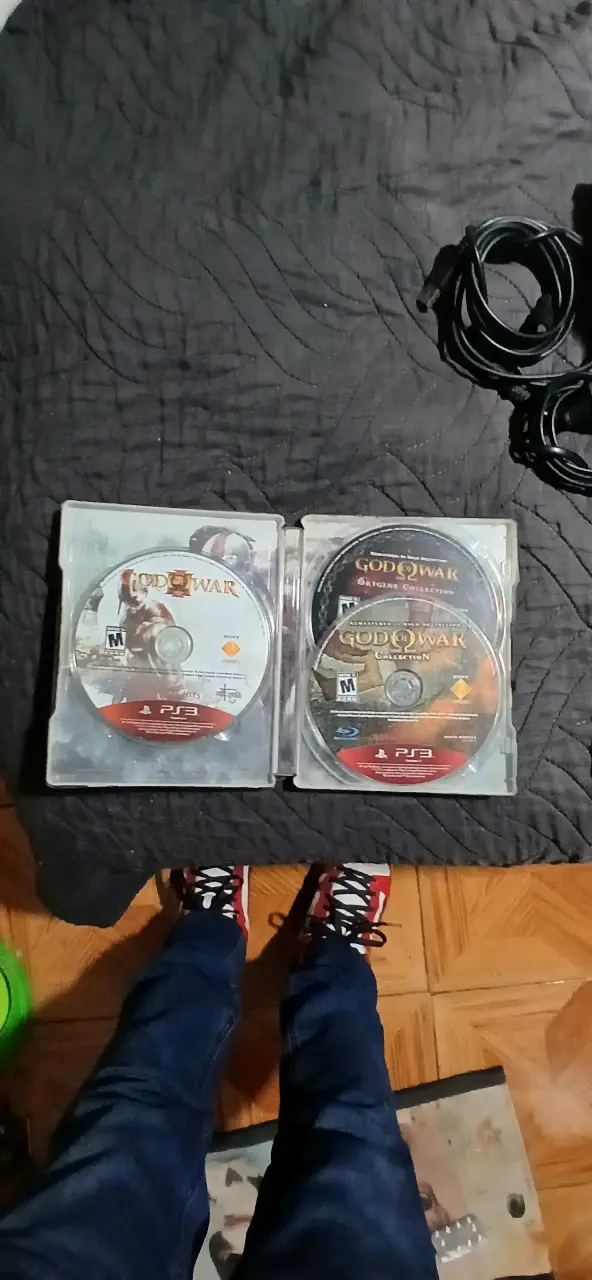 Consola PlayStation 3 con juegos y controles - 3
