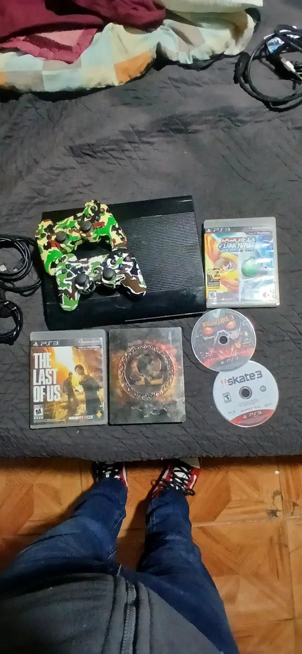 Consola PlayStation 3 con juegos y controles - 4