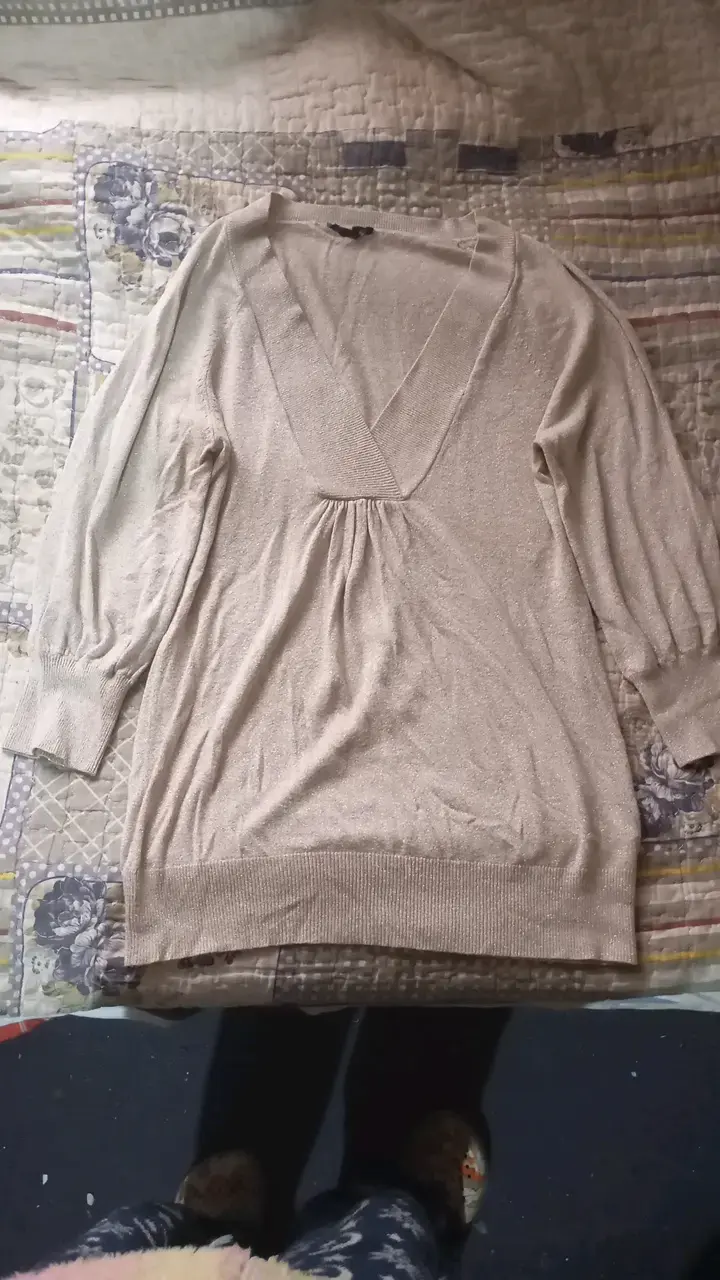Suéter beige de mujer con escote en V - 1