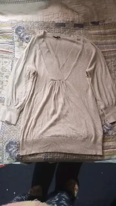 Suéter beige de mujer con escote en V - miniatura 1