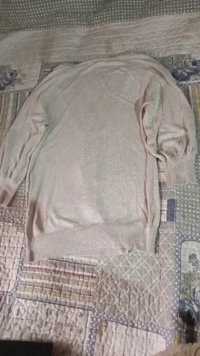 Suéter beige de mujer con escote en V - miniatura 2