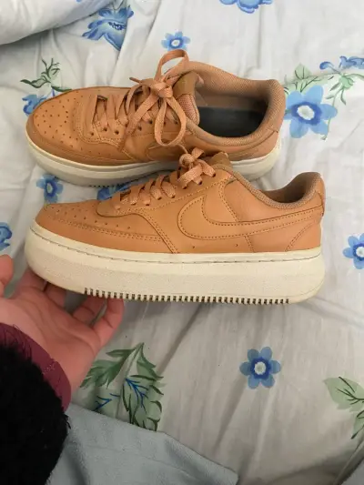 Zapatillas  Nike color camel talla 38 (25cm) - miniatura 1