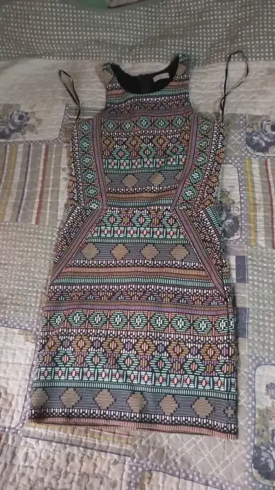 Vestido ajustado con estampado geométrico - miniatura 1