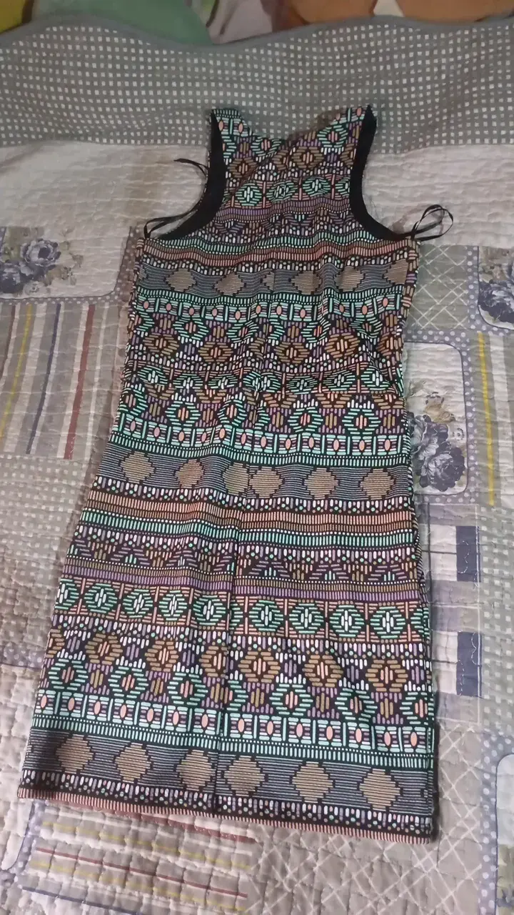Vestido ajustado con estampado geométrico - 3
