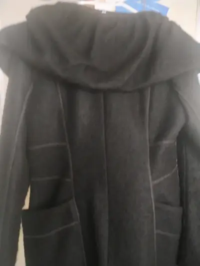 Abrigo negro con capucha para mujer - miniatura 1