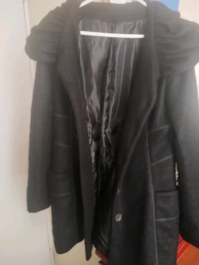 Abrigo negro con capucha para mujer - 2