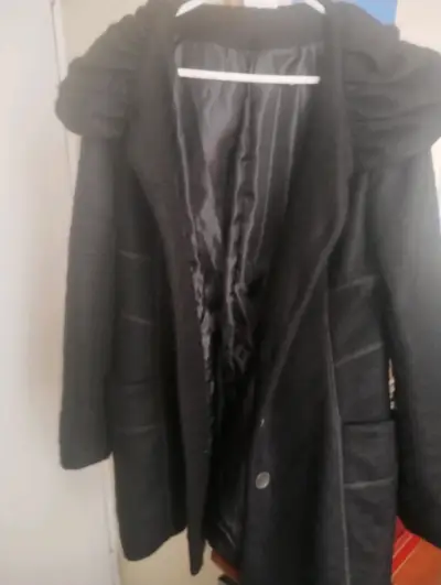 Abrigo negro con capucha para mujer - miniatura 2