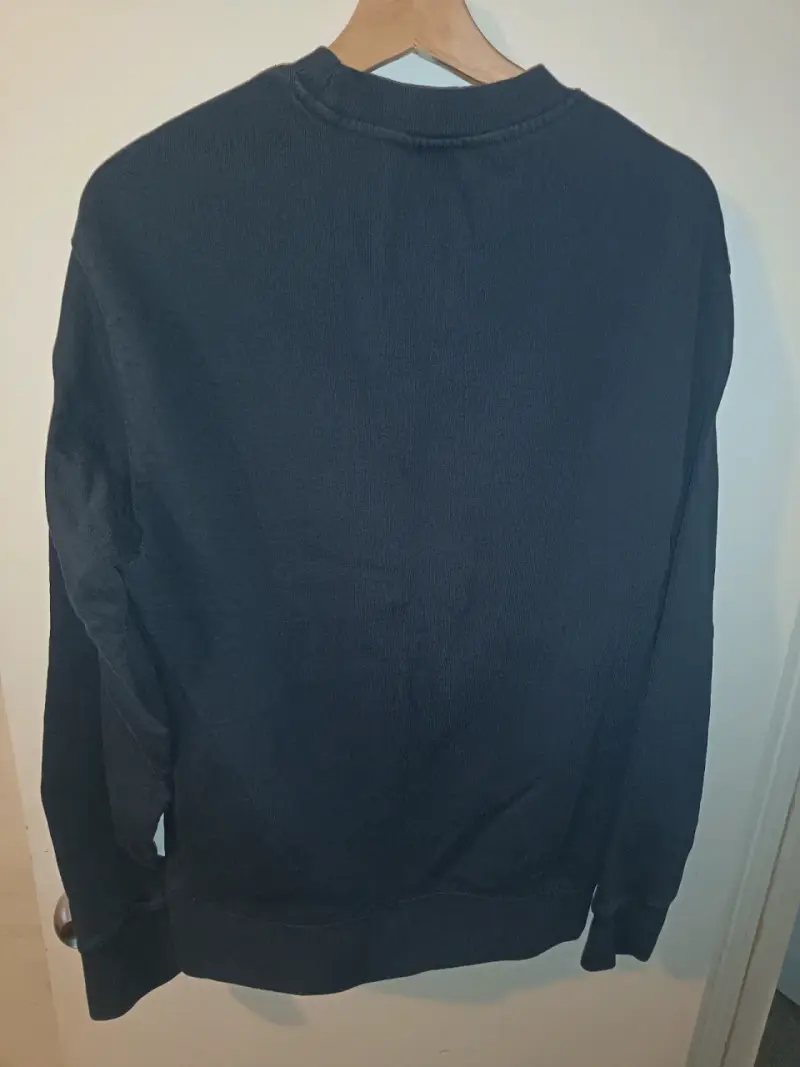Polerón negro H&M con logo bordado - 2