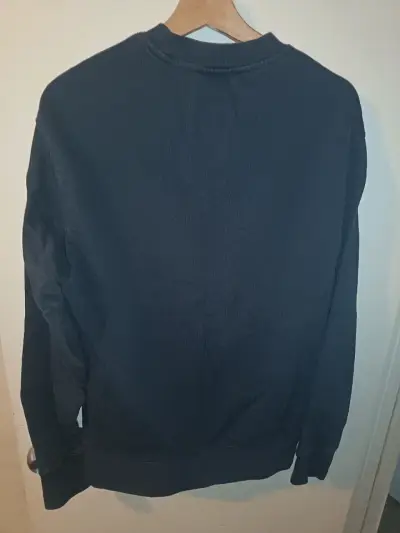 Polerón negro H&M con logo bordado - miniatura 2