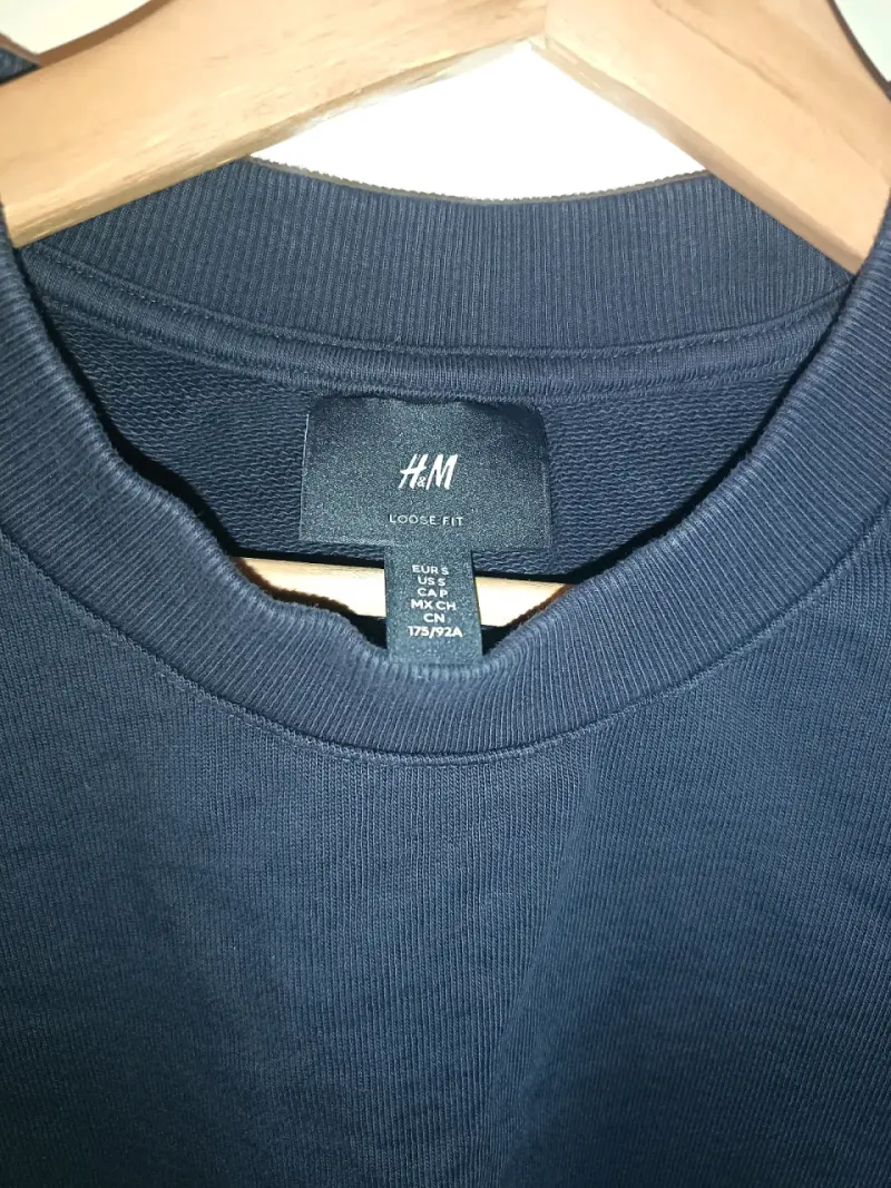 Polerón negro H&M con logo bordado - 3