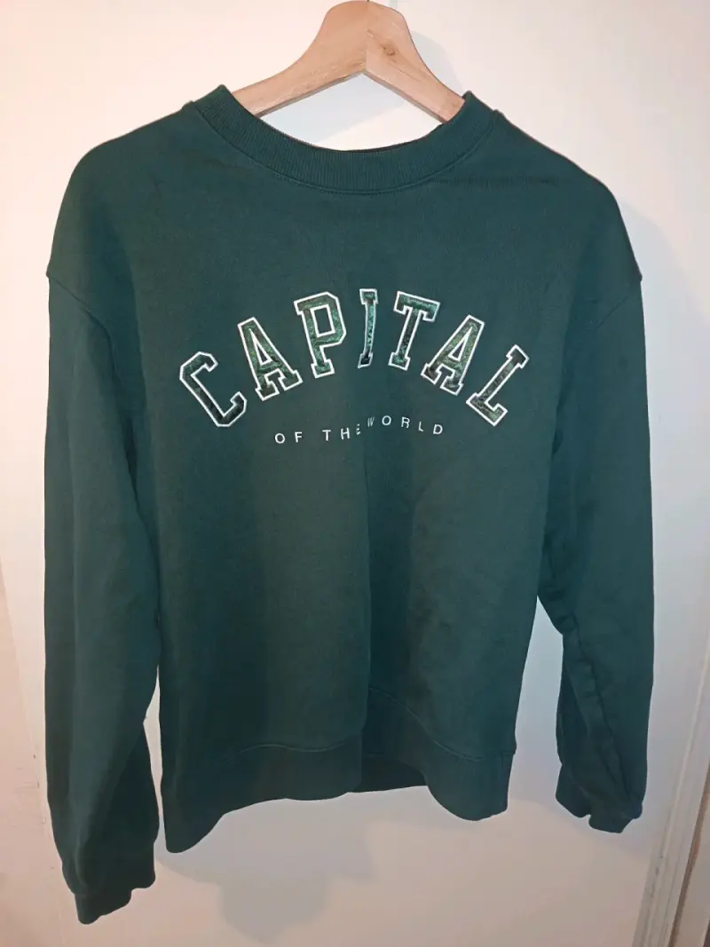 Polerón negro H&M con logo bordado - 1