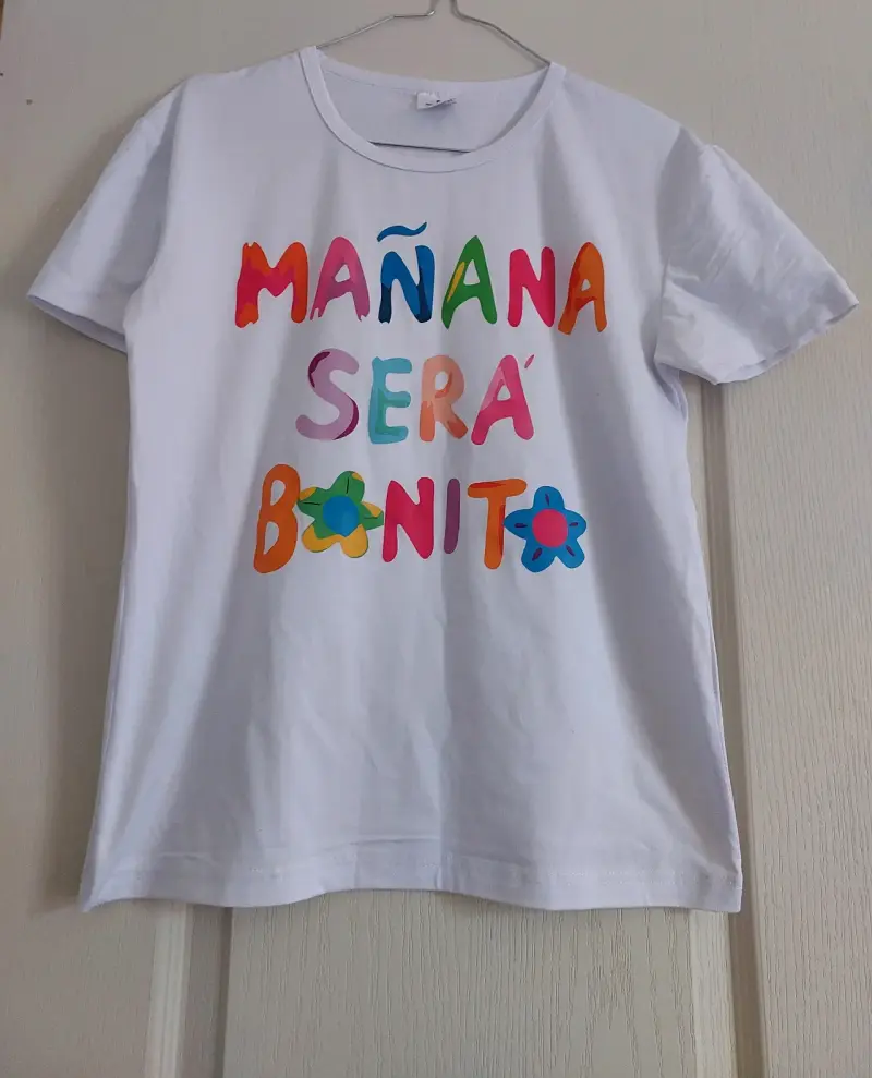Polera blanca con diseño talla s