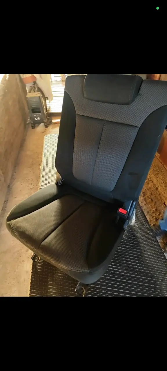 Asiento de auto trasero negro en buen estado - 1