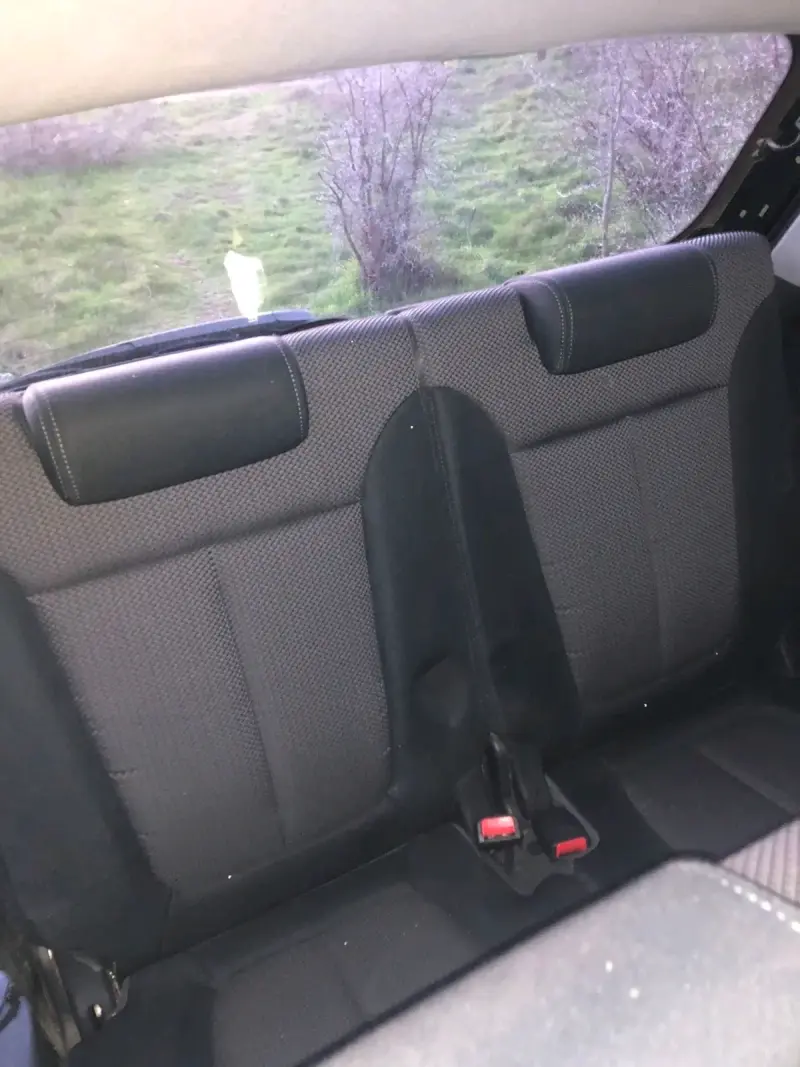Asiento de auto trasero negro en buen estado - 2
