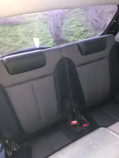 Asiento de auto trasero negro en buen estado - miniatura 2