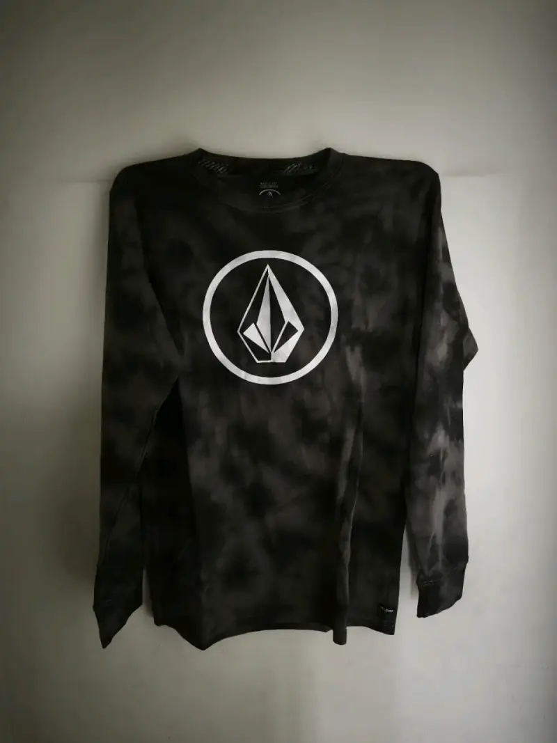 Polera manga larga negra con logo Volcom