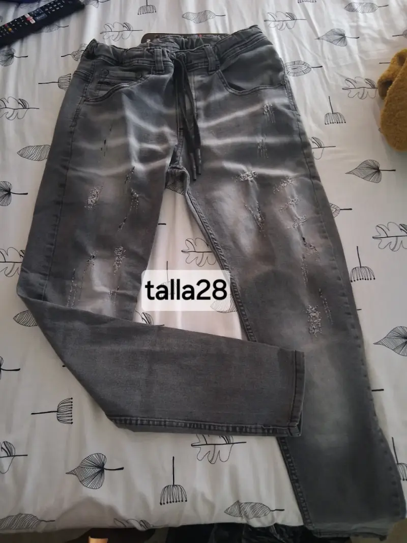 Jeans grises desgastados talla 28