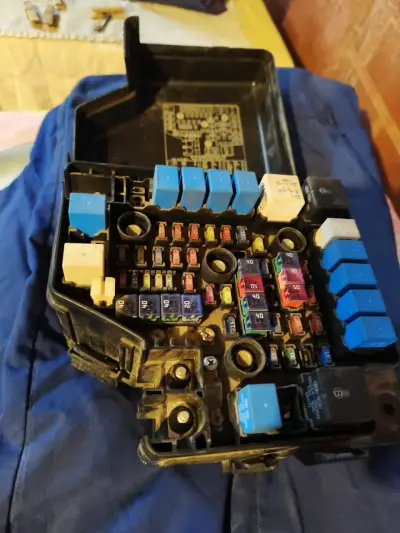 Caja de fusibles y relés para auto - miniatura 1