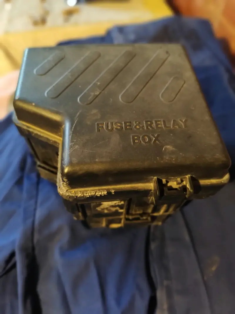 Caja de fusibles y relés para auto - 2