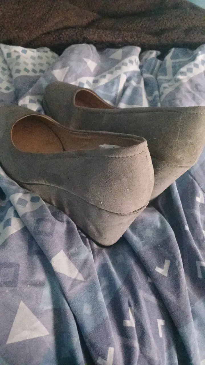 Zapatos de tacón gris estilo casual