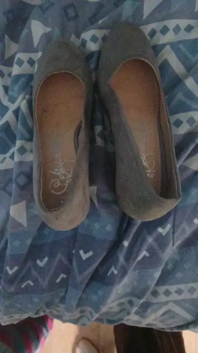 Zapatos de tacón gris estilo casual - miniatura 2
