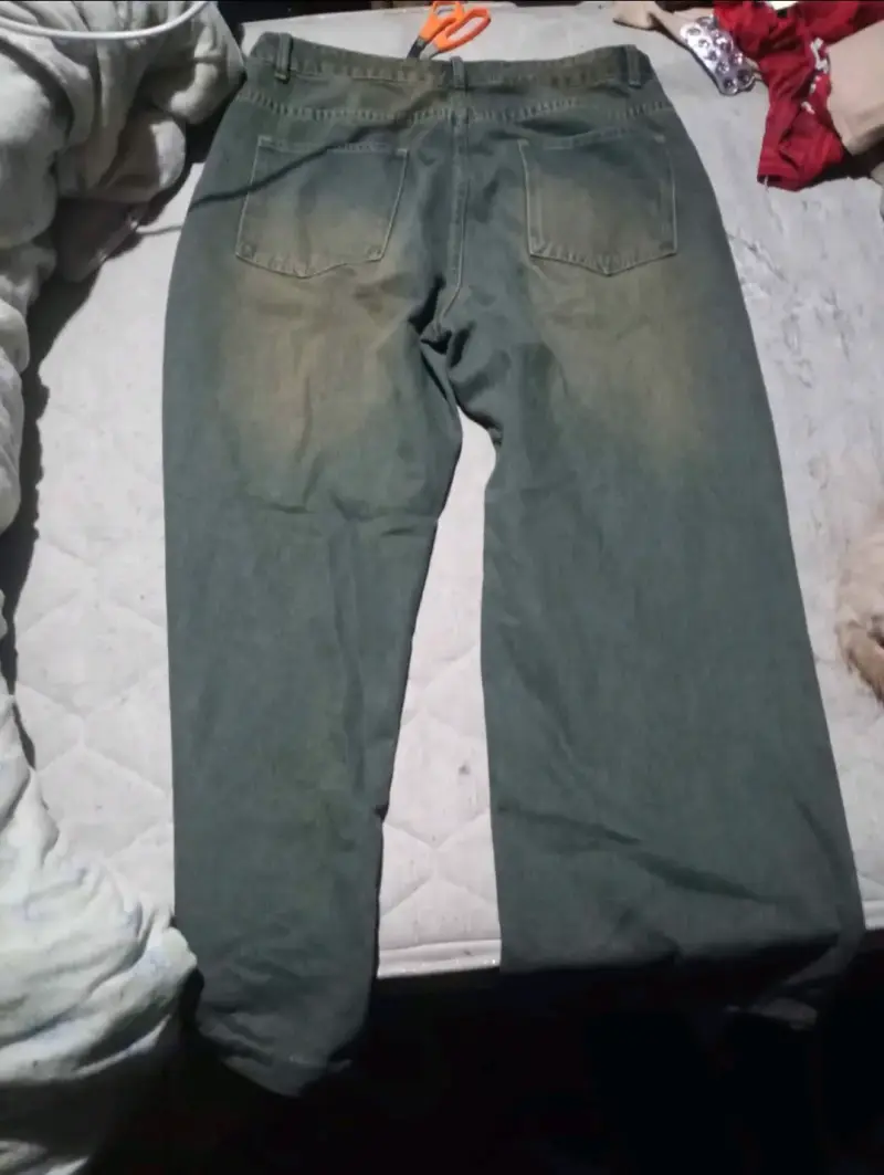 Pantalones de mezclilla verdes desgastados