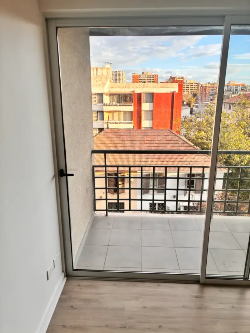 Departamento en arriendo con balcón y cocina equipada - 1