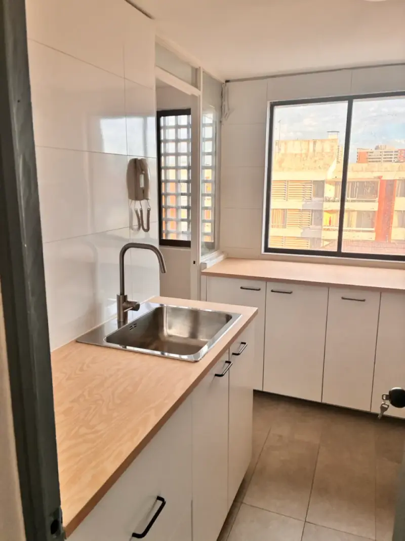 Departamento en arriendo con balcón y cocina equipada - 3