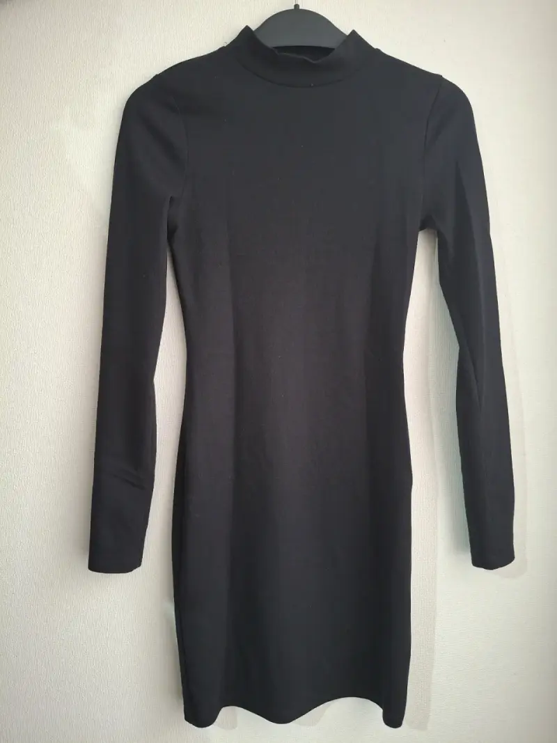 Vestido negro de manga larga Zara