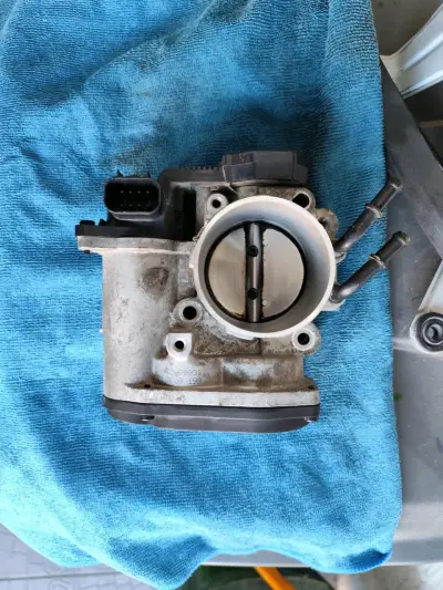 Cuerpo de aceleración Hyundai Kia usado - miniatura 1