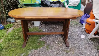 Mesa de comedor extensible de madera - miniatura 1