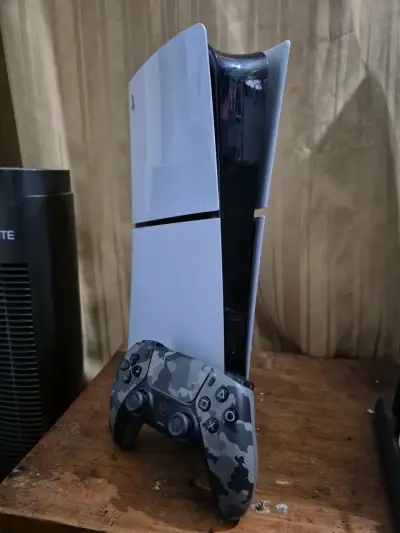 Consola PlayStation 5 con control camuflado - miniatura 1