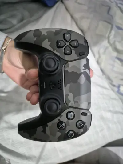 Consola PlayStation 5 con control camuflado - miniatura 2