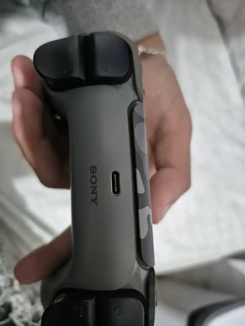 Consola PlayStation 5 con control camuflado - 3