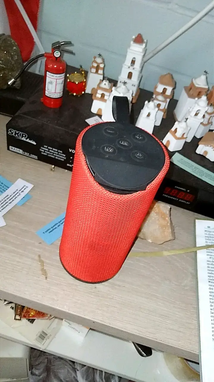 Parlante portátil Bluetooth rojo con controles sup - 1