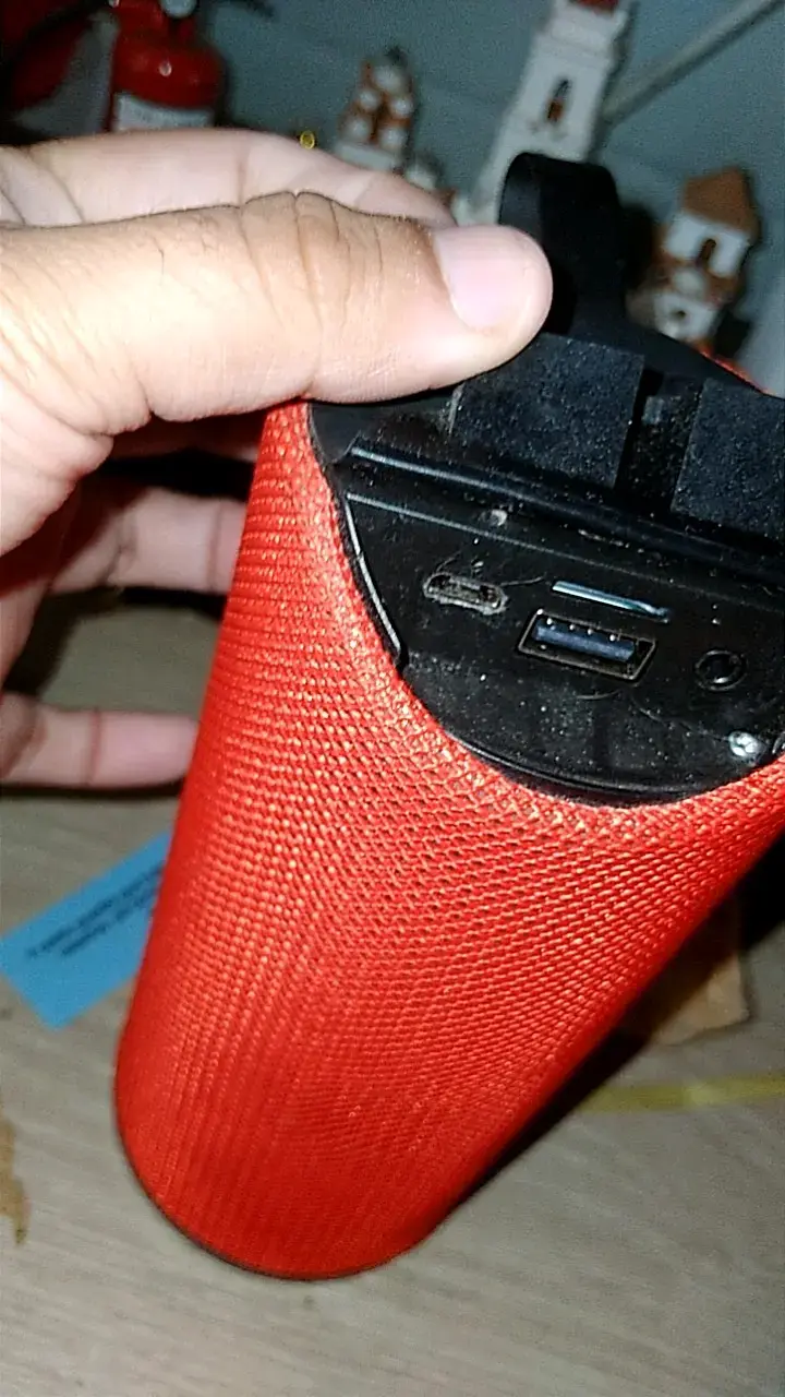 Parlante portátil Bluetooth rojo con controles sup - 2