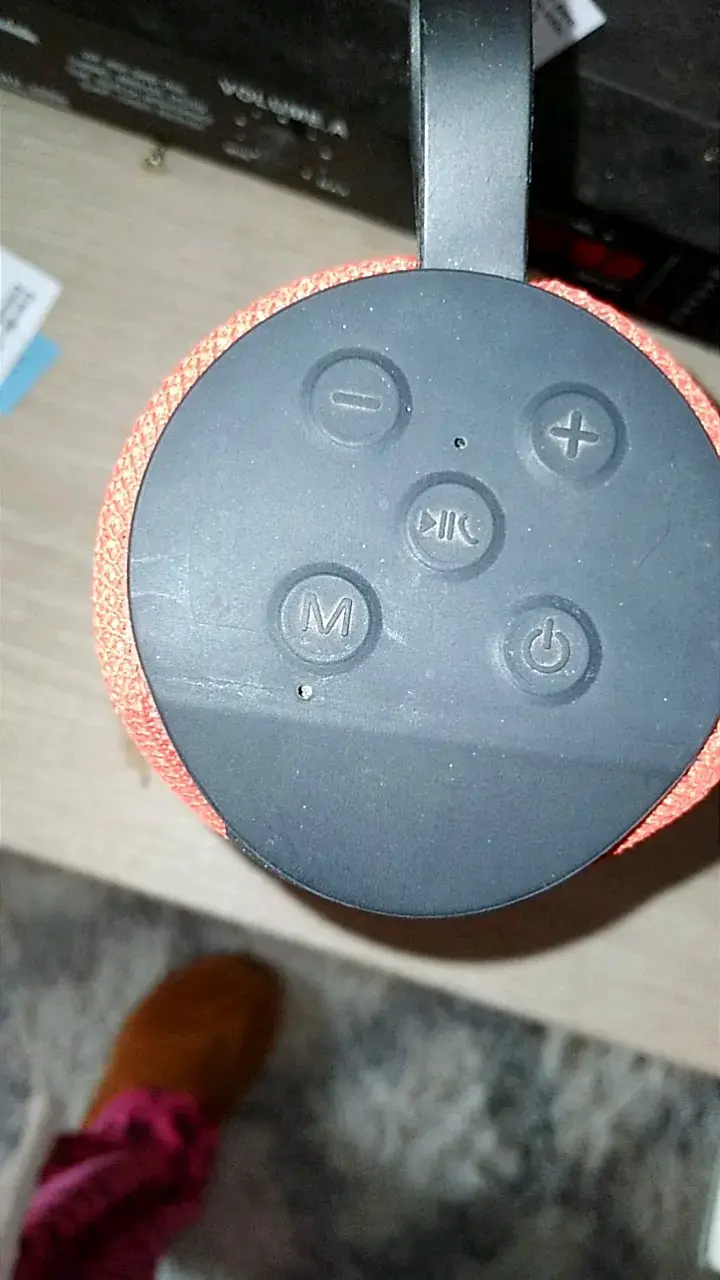 Parlante portátil Bluetooth rojo con controles sup - 3