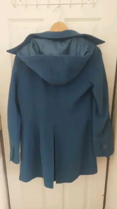 Abrigo azul con capucha para mujer - miniatura 3