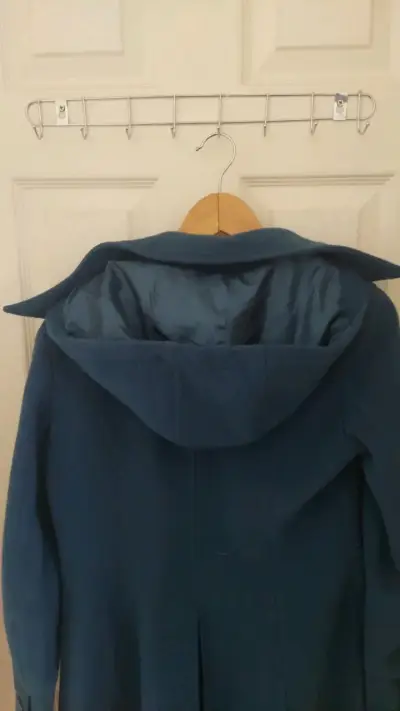 Abrigo azul con capucha para mujer - miniatura 4