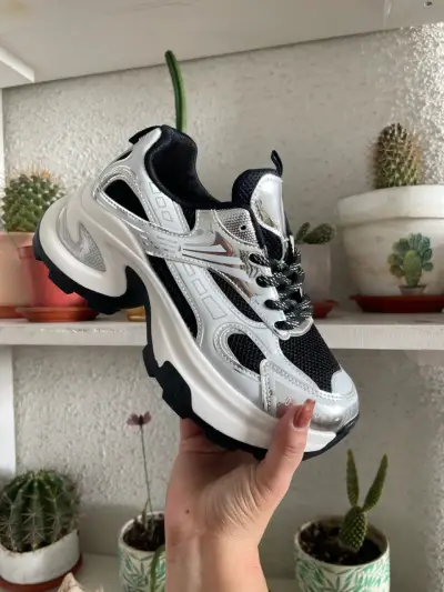Zapatillas deportivas plateadas y negras para mujer - miniatura 1