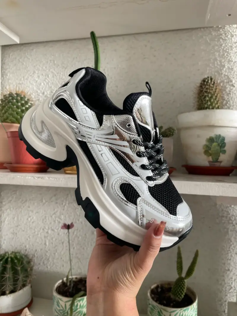 Zapatillas deportivas plateadas y negras para mujer - 2