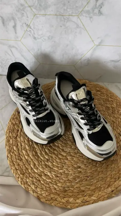 Zapatillas deportivas plateadas y negras para mujer - miniatura 3