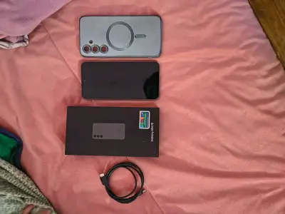 Samsung Galaxy S24 FE con caja y cargador - miniatura 1