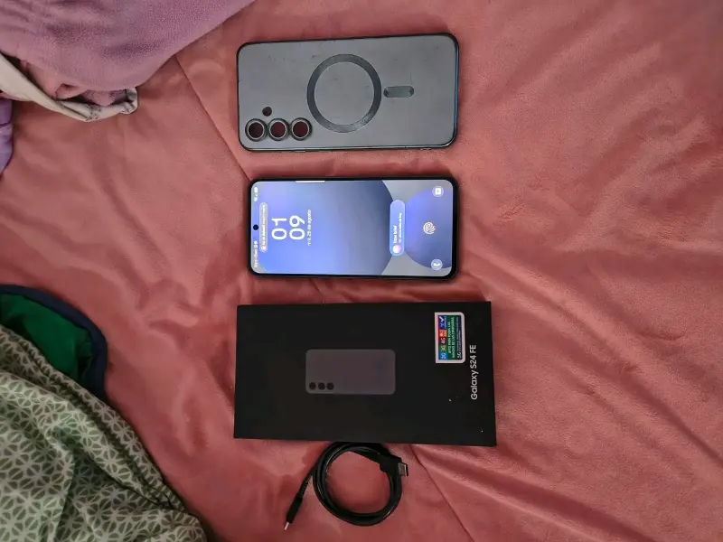Samsung Galaxy S24 FE con caja y cargador - 2
